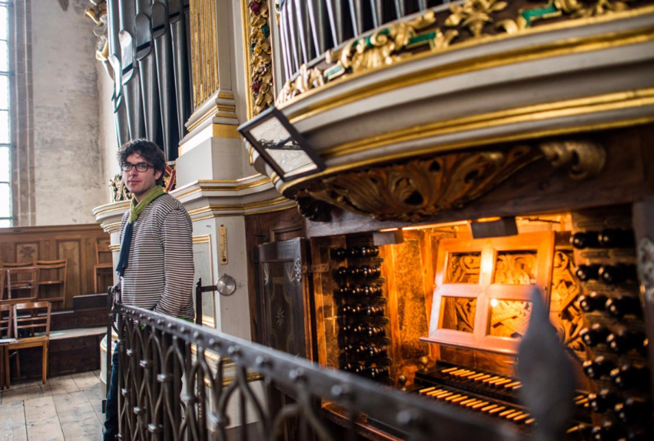 Albrecht Koch vorm Spieltisch der Silbermann-Orgel