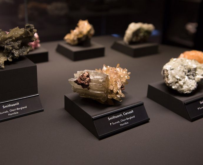 Ausgestellte Mineralien in ausgefallenen Formen