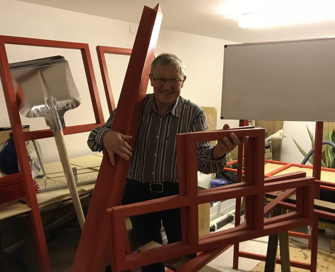 [Translate to Englisch:] Der Vater von Geschäftsführer Torsten Püschel mit Material in seiner Werkstatt