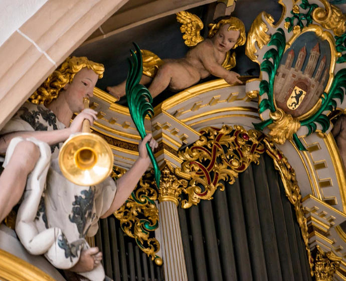 Verzierungen an der Orgel