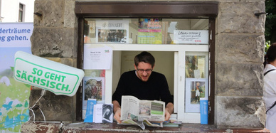 René Seidel vor einer Zeitung