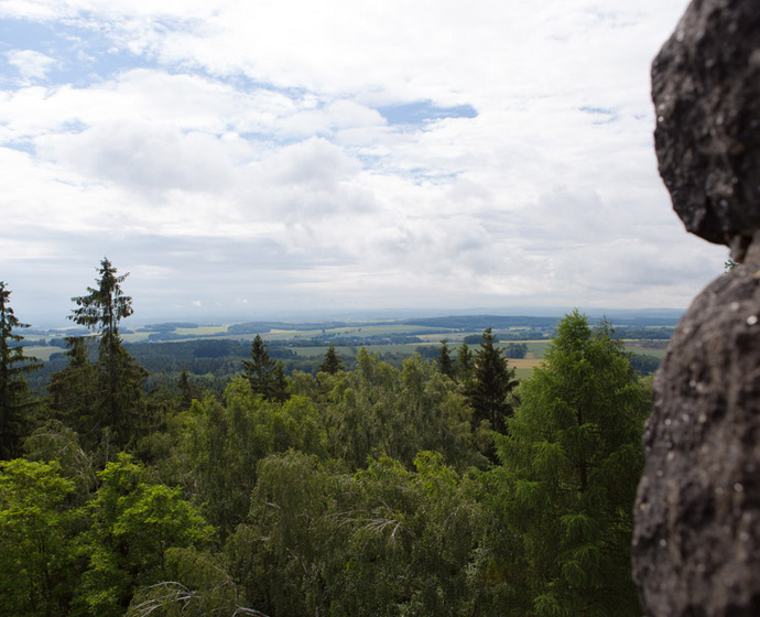 Blick vorbei an Felsen auf die Landschaft