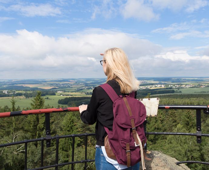 Frau genießt die Aussicht vom Kuhberg-Turm