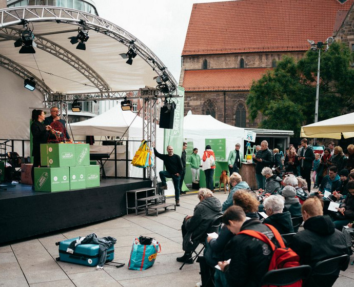 [Translate to Englisch:] Viele Besucher vor der Bühne