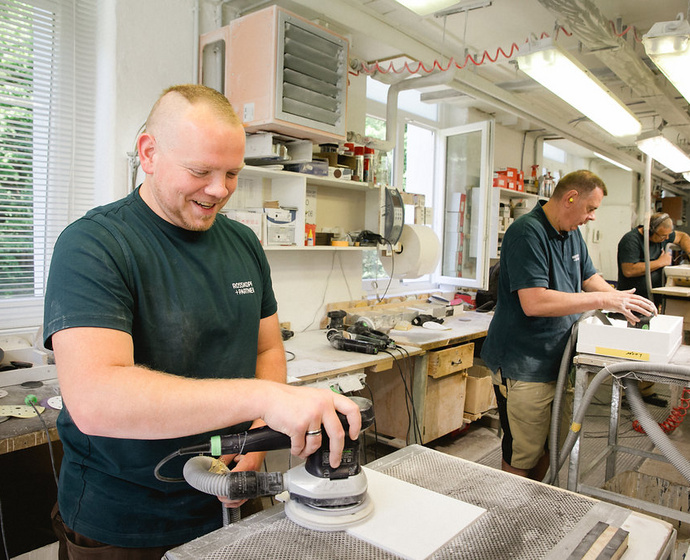 Mitarbeiter beim Schleifen in der Werkstatt