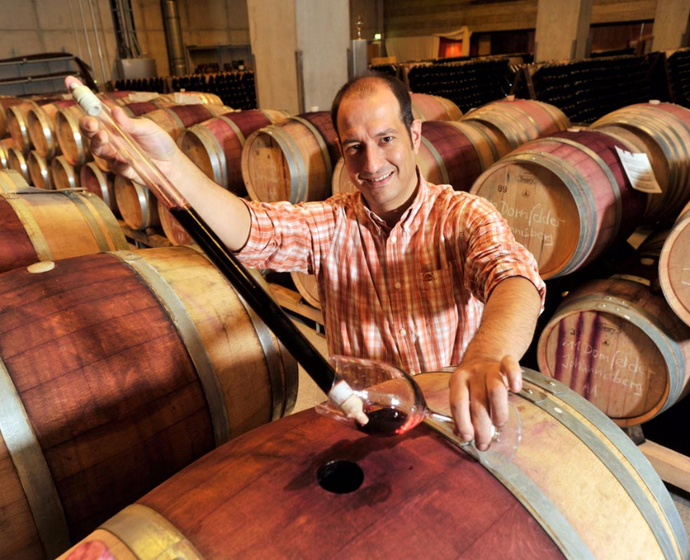 [Translate to Englisch:] Wackerbarth-Betriebsleiter Jürgen Aumüller füllt Wein vom Fass ins Glas