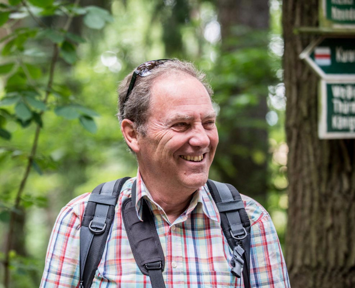 Peter Mildner vor einem Wegweiser